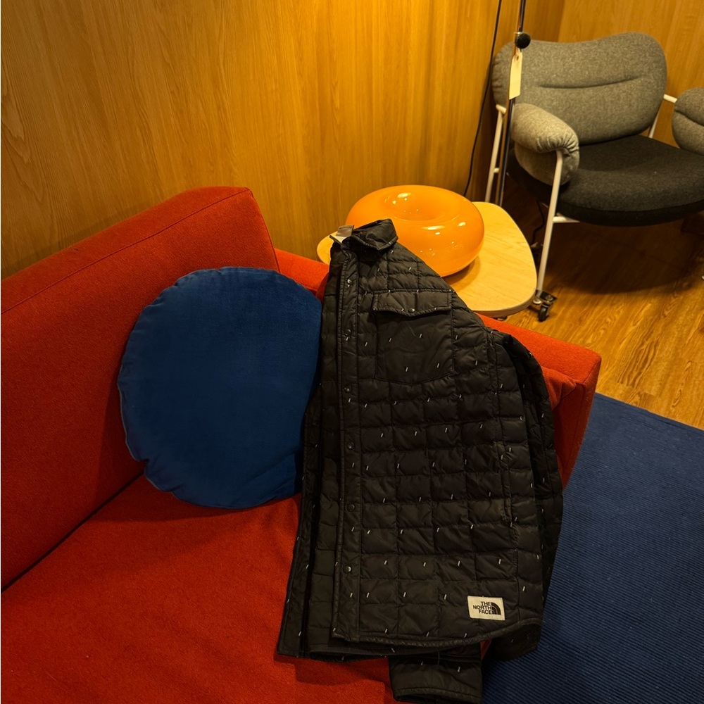 Men’s North Face Navy Quilted Jacket only worn once